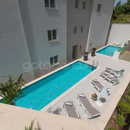 Apartman Smaragd - Bedroom Citrin With Shared Pool Makarska